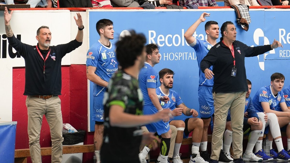Imagen del banquillo del Recoletas Atlético Valladolid en un partido de la Liga Asobal en Huerta del Rey. / J. M. LOSTAU