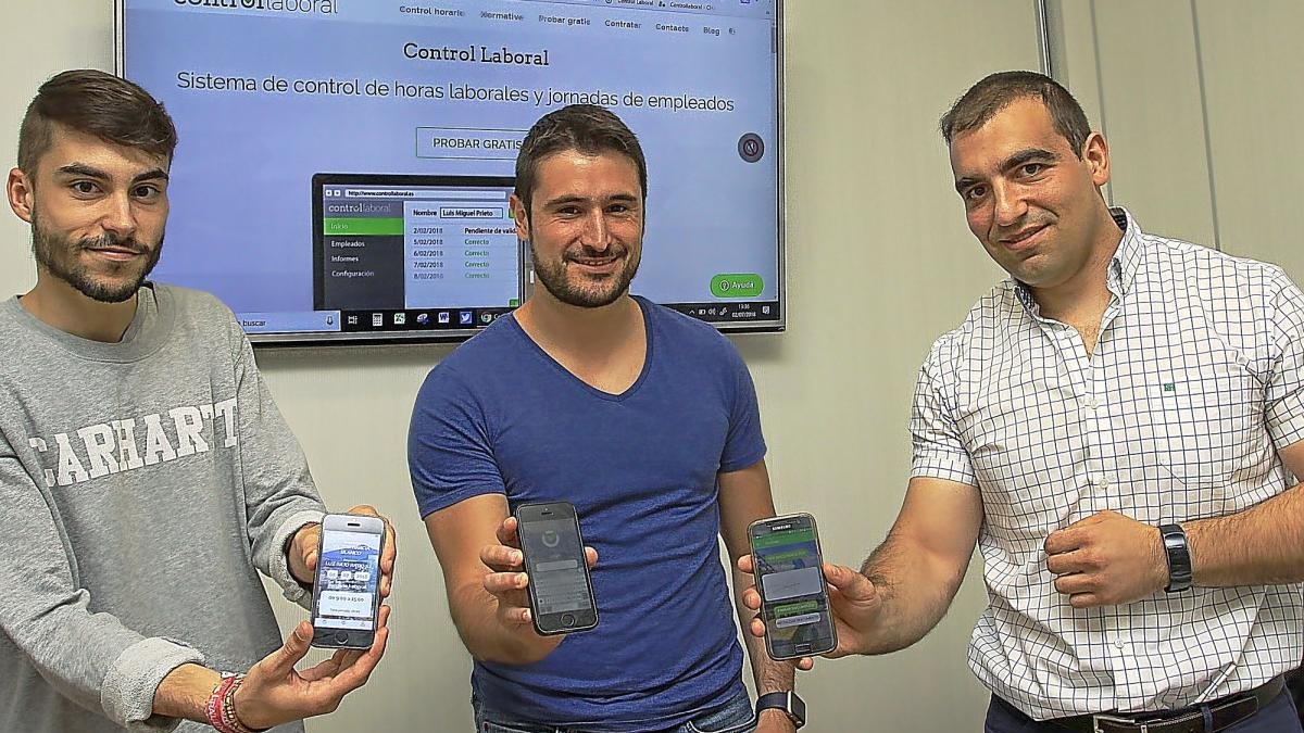 Víctor García, Luis Ángel Medina y Roberto Simón muestran la aplicación para gestionar la jornada laboral de sus trabajadores.-MANUEL BRÁGIMO