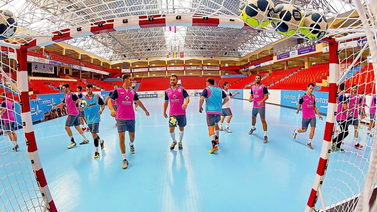 Jugadores del Recoletas Atlético Valladolid entrenan en la remozada pista de Huerta del Rey antes de su debut en la Asobal.-J. M. LOSTAU