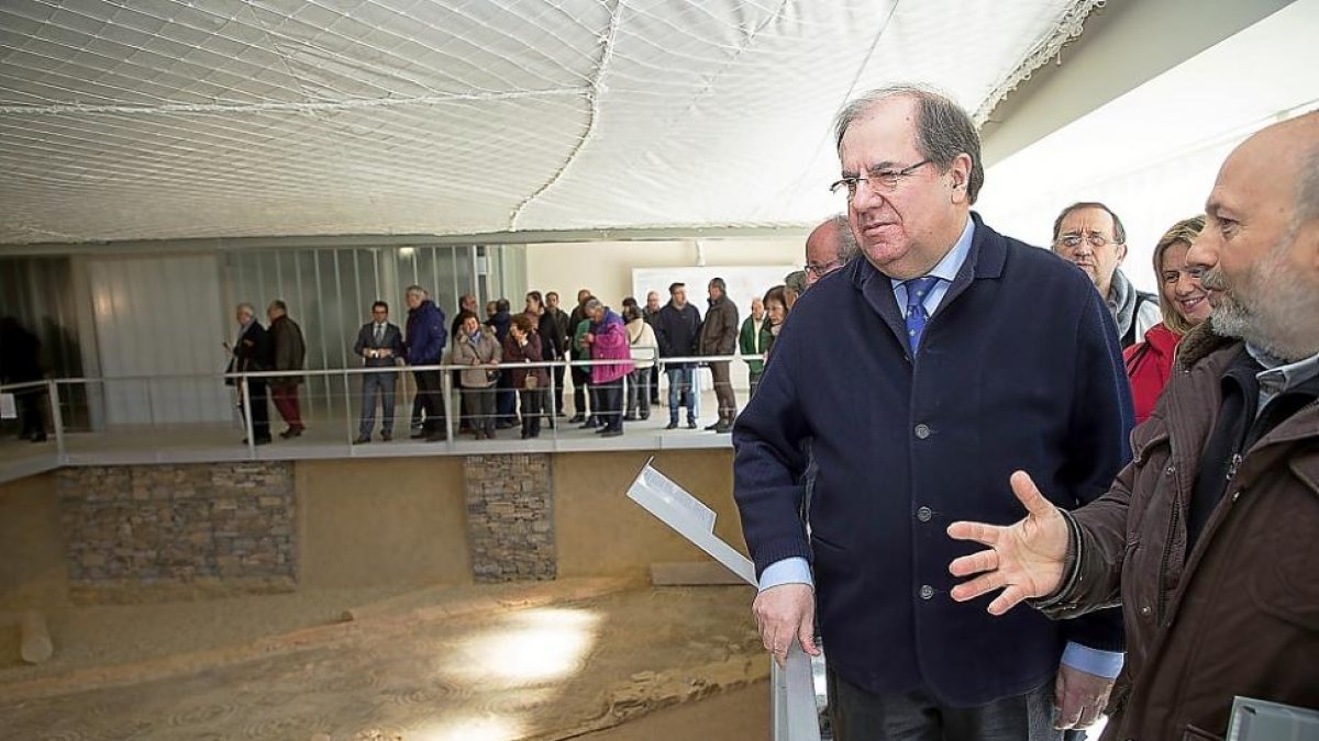 Herrera, durante la inauguración de las obras de restauración de la Villa Romana de Camarzana de Tera.-ICAL