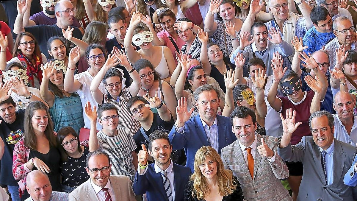 La directora general de Políticas Culturales, Mar Sancho (C), posa junto a los participantes.-ICAL