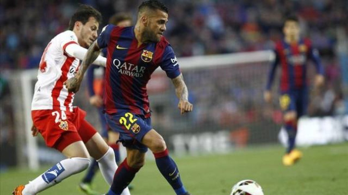 Alves, durante el partido ante el Almería.-Foto: AFP / QUIQUE GARCÍA