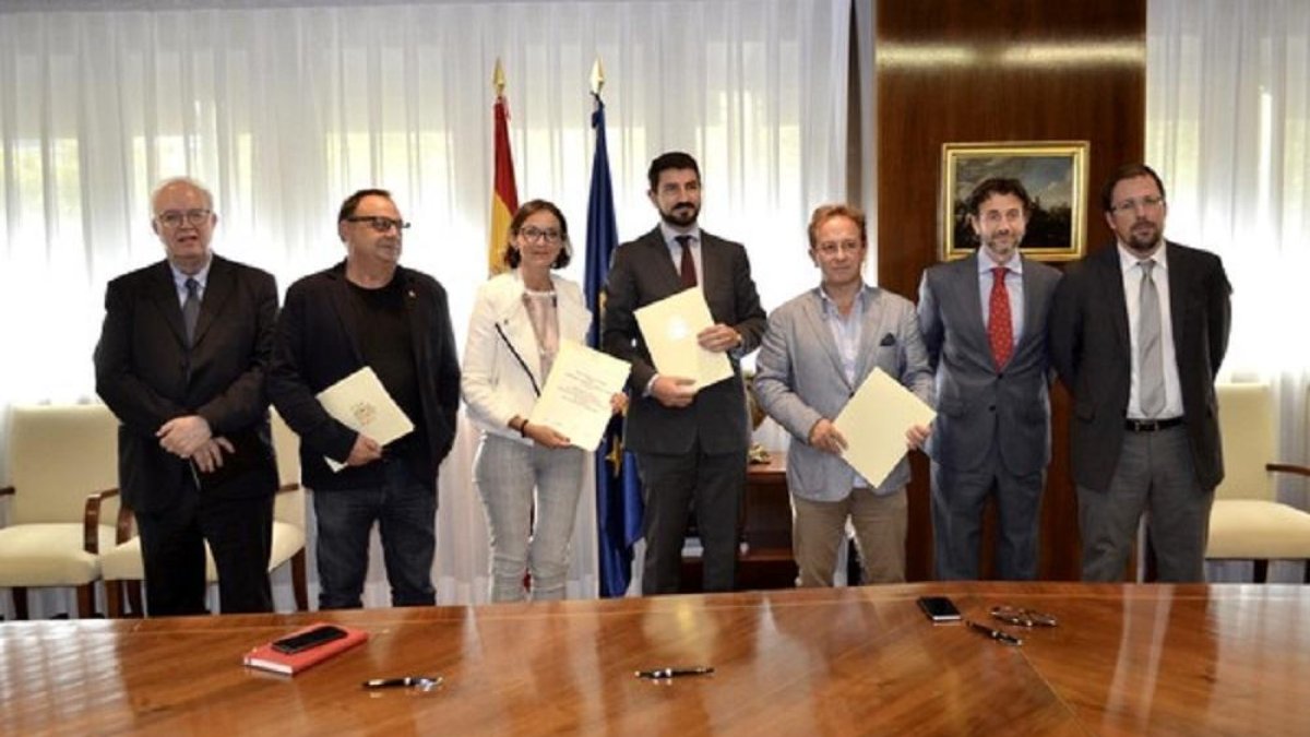 Ministerio de Industria y sindicatos firman un convenio para paliar los efectos del cierre Vestas en Villadangos-ICAL