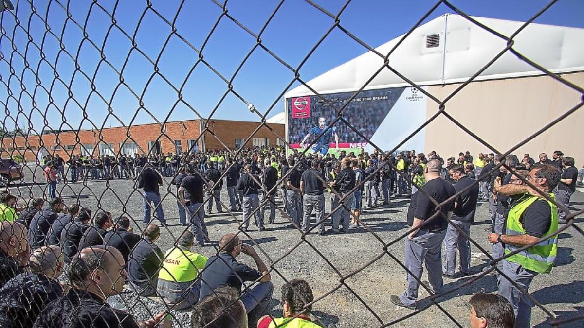 Trabajadores de Nissan, durante una asamblea en las instalaciones de la factoría.-ICAL