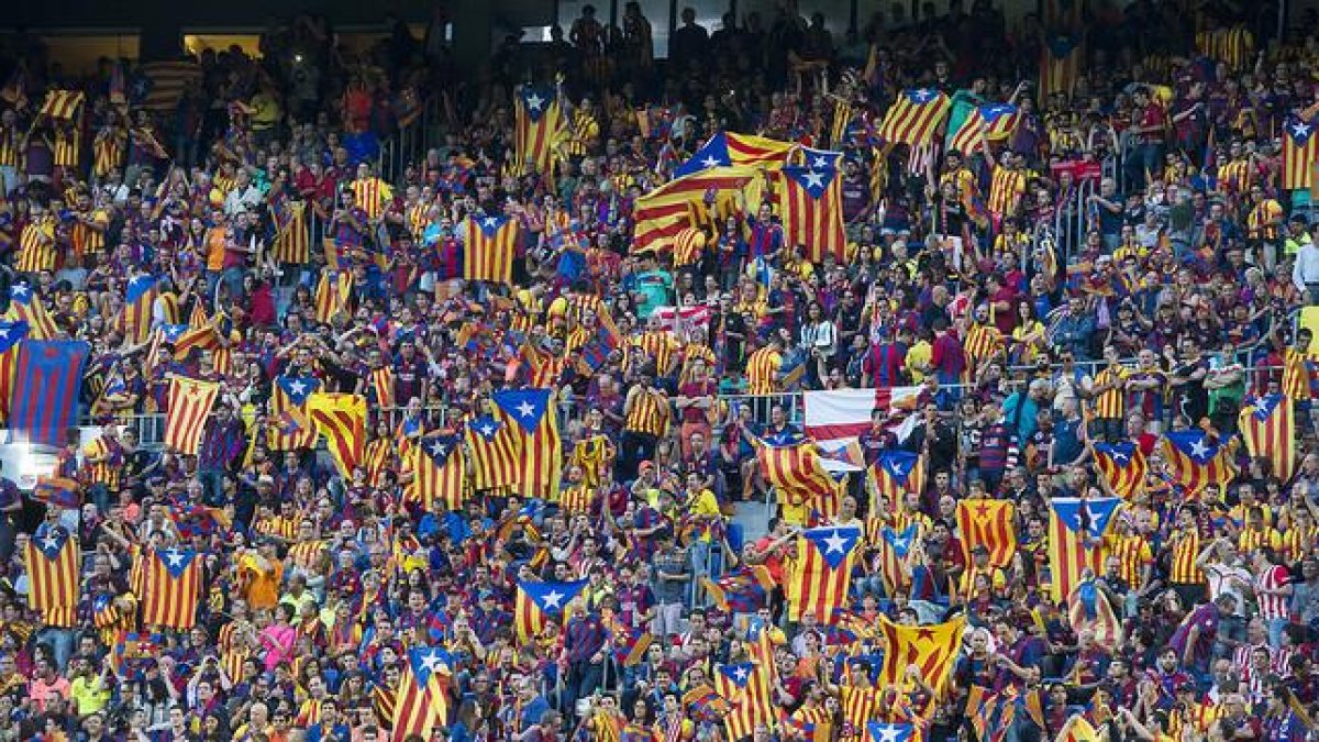 Decenas de aficionados azulgranas exhiben sus esteladas en el Camp Nou, durante la final de la Copa de Rey entre el Athletic y el Barcelona, el pasado 6 de junio.-JORDI COTRINA