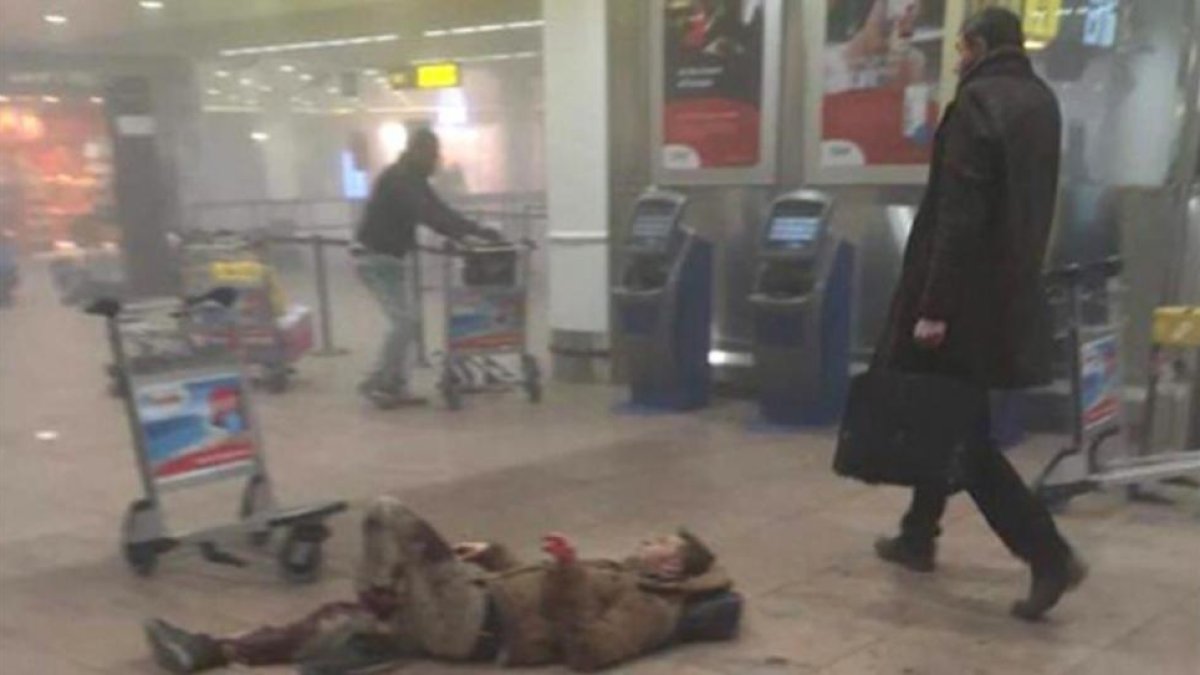 Imágenes de Twitter de los atentados en el aeropuerto Zaventem de Bruselas.-