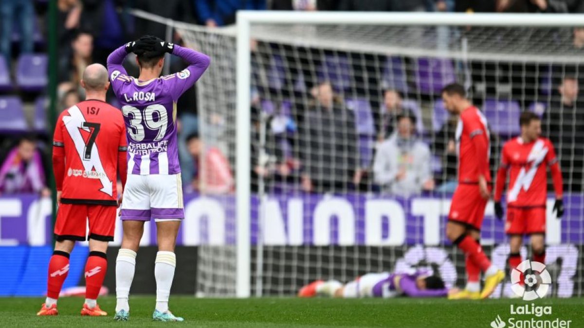 Lucas Rosa se lamenta de la ocasión a la que no llegó Plano, en el suelo, ante el Rayo Vallecano. / LALIGA