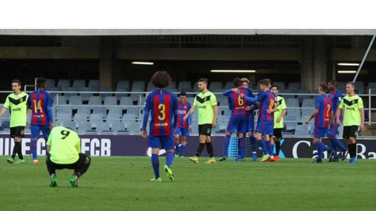 Los jugadores del Eldense y el Barça B, durante el partido disputado el pasado sábado en el Miniestadi.-IGNASI PAREDES