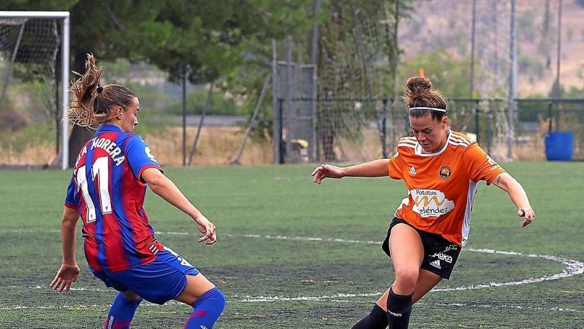 Natalia Arranz conduce el balón en el partido contra el Éibar.-MIGUEL ÁNGEL SANTOS