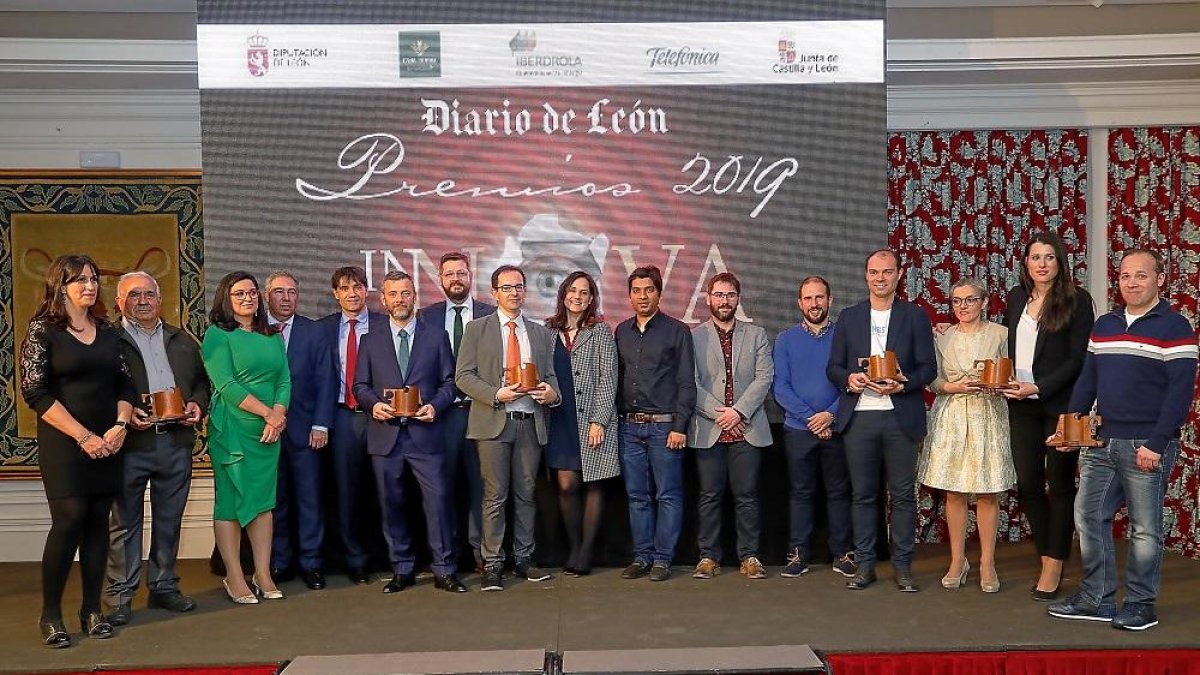 Foto de familia de los premiados tras recibir sus galardones de los Premios Innova del Diario de León.-RAMIRO