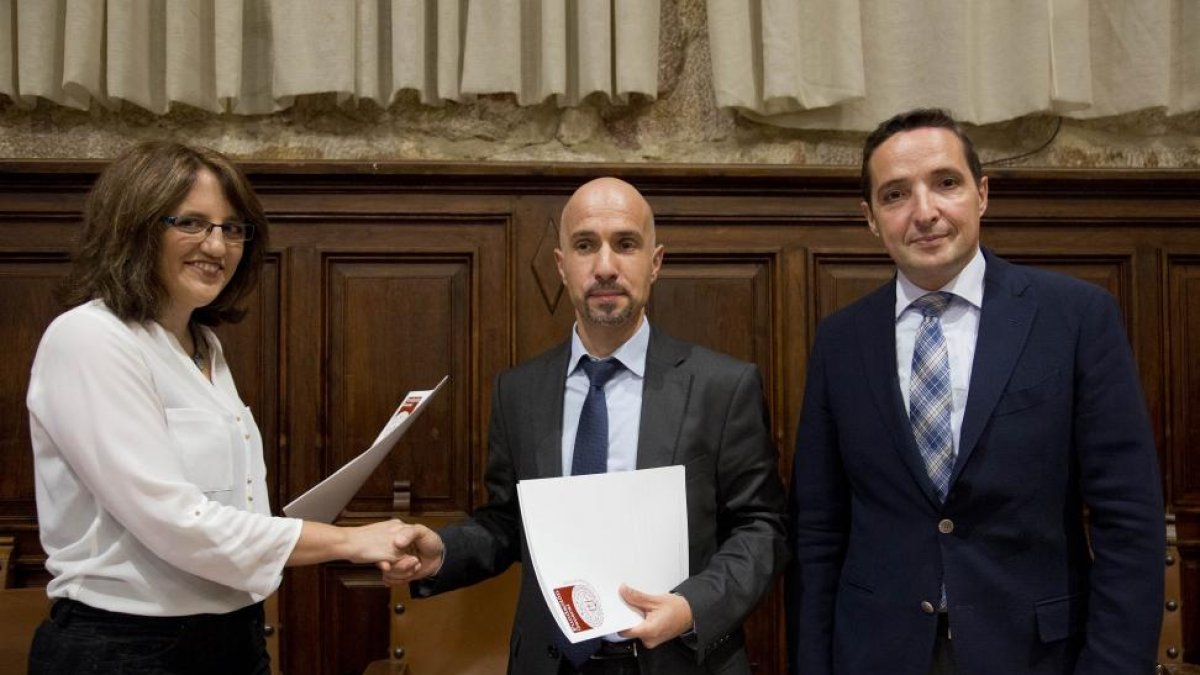 El vicerrector de Investigación y Transferencia de la Universidad de Salamanca, Juan Manuel Corchado (D), el director de la Fundación General de la USAL, Óscar González Benito, y la decana del Colegio Profesional de Periodistas de Castilla y León, María d-Ical