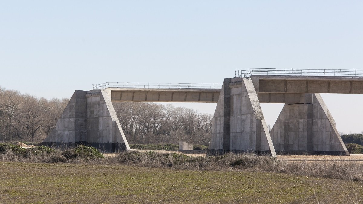 Pilares de una estructura en la futura conexión.- JOAQUÍN RIVAS / PHOTOGENIC