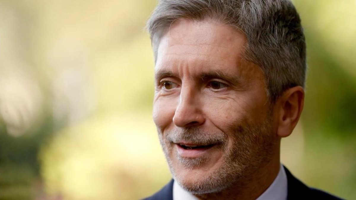 El ministro de Interior, Fernando Grande-Marlaska, atiende a los medios de comunicación tras el encuentro que ha mantenido hoy en Rabat con su homólogo marroquí.-JUANJO MARTÍN