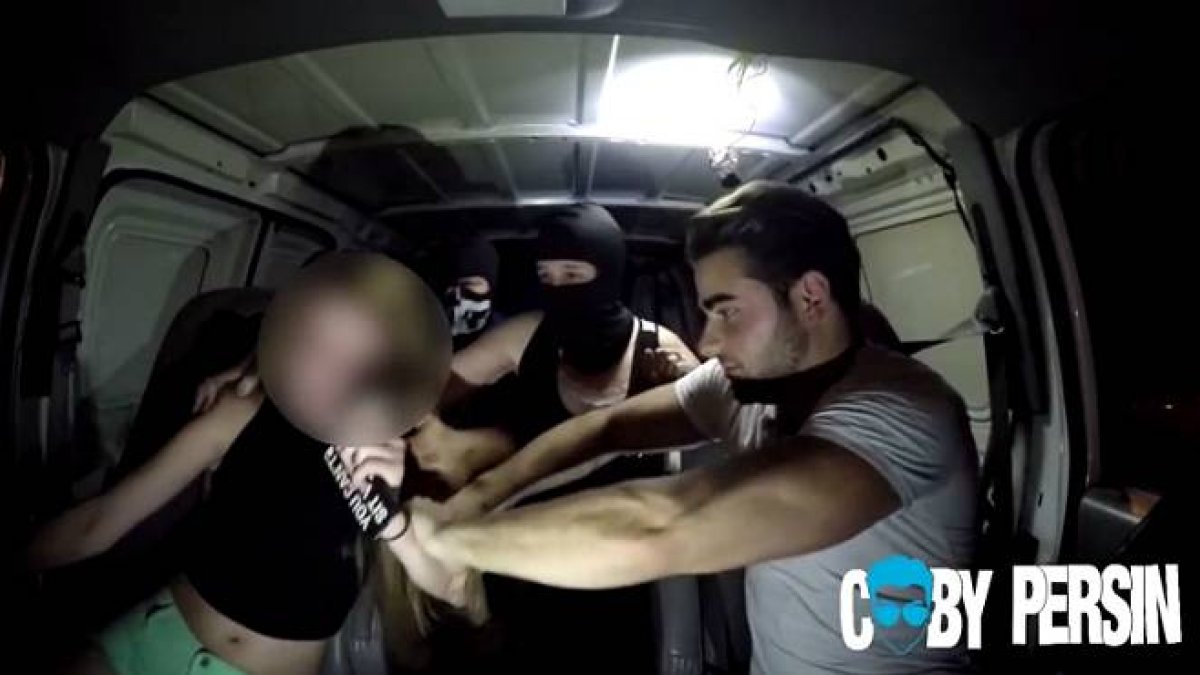 El 'youtuber' Coby Persin se hace pasar por adolescente en las redes sociales para demostrar lo fácil que es abusar de menores.-