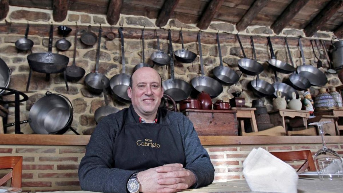 Jaime Martínez apostó por dar vida a su pueblo con un restaurante tradicional pero con su sello propio. Hoy recibe comensales de todo el mundo.-MARIO TEJEDOR