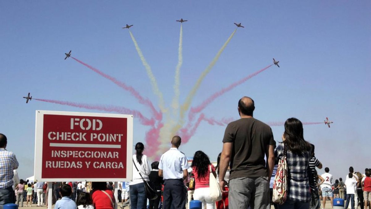 Un grupo de espectadores observan un espectáculo aéreo en la base de Matacán.-ICAL