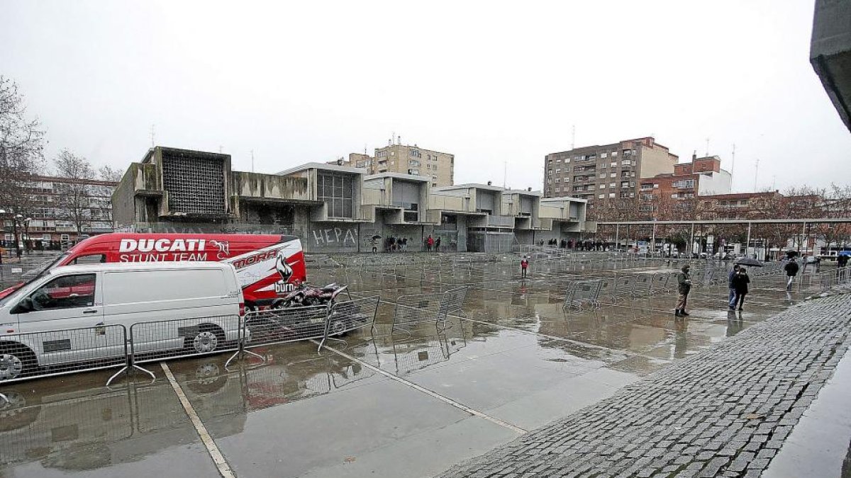 LA EXHIBICIÓN ACROBÁTICA DE PAJARILLOS SE SUSPENDIÓ POR LA LLUVIA. La exhibición de acrobacias prevista ayer en la calle Cigüeña del barrio de Pajarillos a cargo de Emilio Zamora y de José Ángel Cuadrado se suspendió finalmente por la lluvia el agua embal-José C. Castillo
