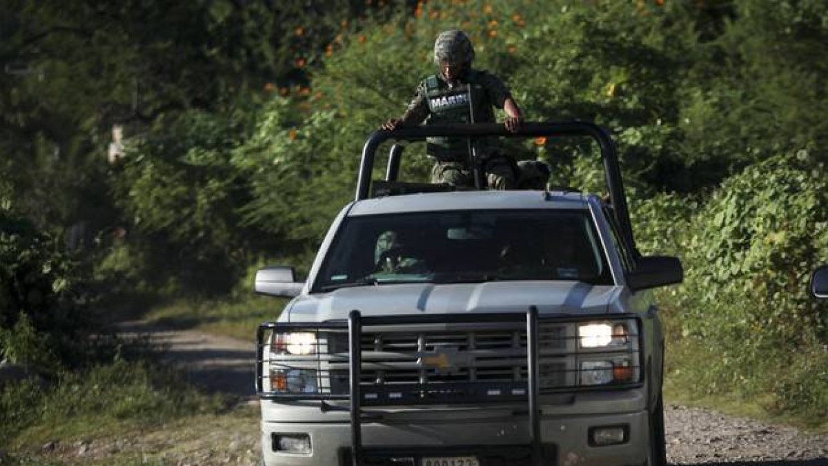 Marines mexicanos rastrean los alrededores de Iguala.-Foto: AP / FELIX MARQUEZ