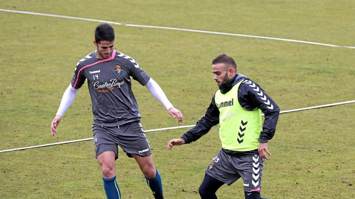 Roger controla el balón ante Juanpe durante el entrenamiento del miércoles.-BALCAZA