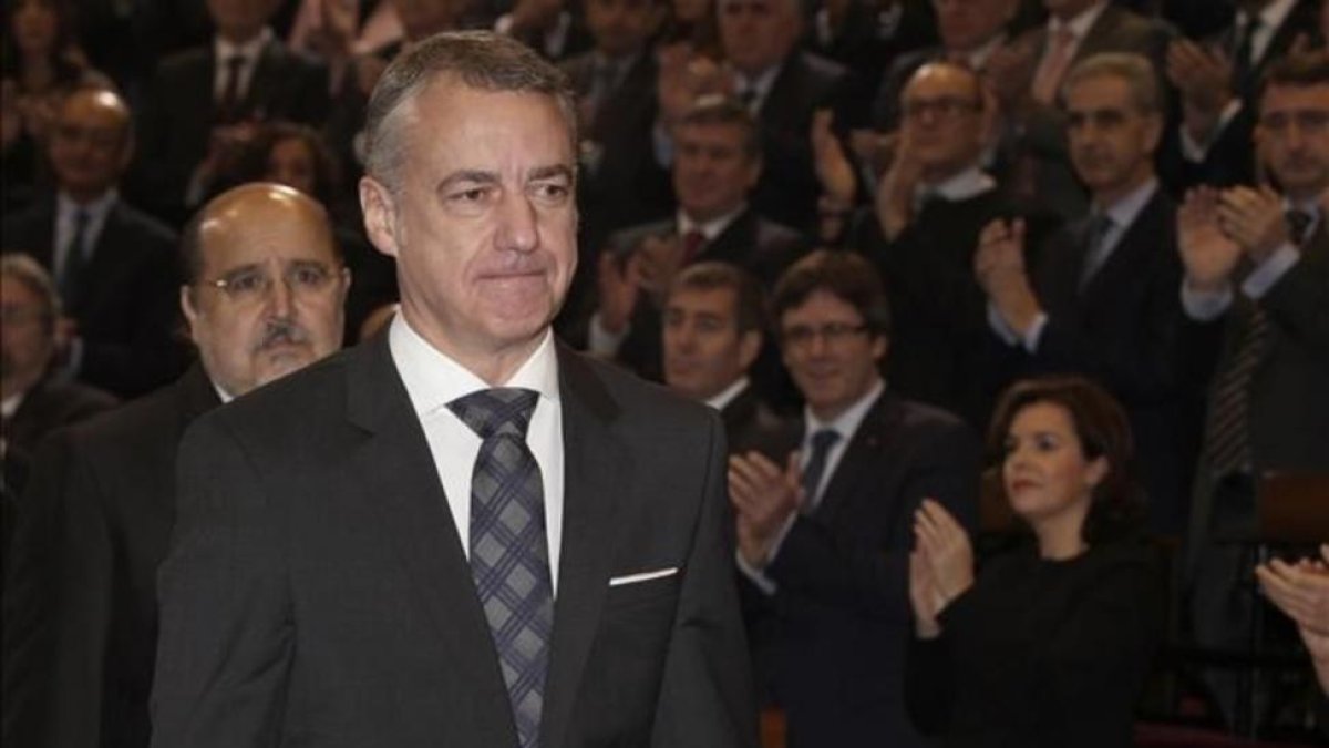 El lendakari Urkullu, con Sáenz de Santamaría y Puigdemont al fondo, aplaudido tras tomar posesión del cargo.-LUIS TEJIDO