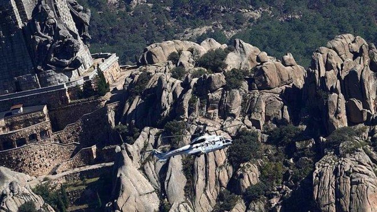 Helicóptero sale con los restos de Franco en el Valle de los Caídos el día de la Exhumación de Franco.-JOSÉ LUIS ROCA