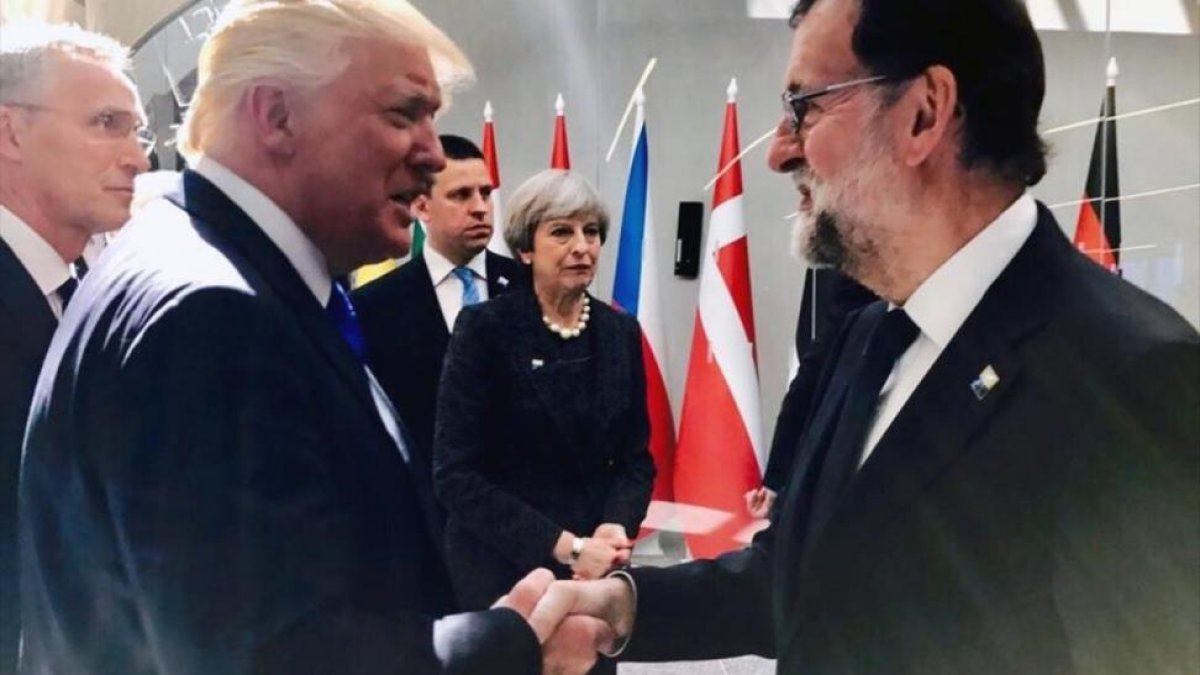 Donald Trump y Mariano Rajoy se saludaron en la cumbre de la OTAN de Bruselas, el pasado mes de mayo.-EL PERIÓDICO