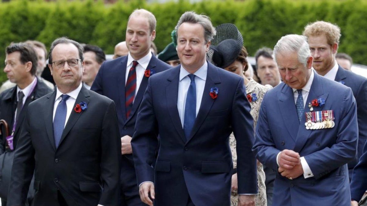 En primer plano François Hollande, David Cameron y el príncipe Carlos.-REUTERS / PHILIPPE WOJAZER
