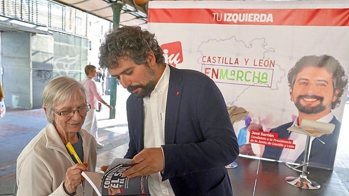 José Sarrión firma un ejemplar de su libro en la caseta de Castilla y León en Marcha de Valladolid.-ICAL