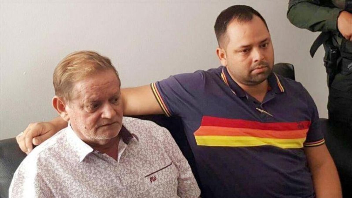 Edwin Contreras y su padre Cristo José Contreras, tras ser liberado el segundo.-EL PERIÓDICO