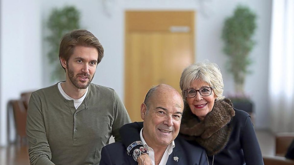 Manuel Velasco,  Antonio Resines y Concha Velasco, ayer, en el teatro Calderón durante la presentación de ‘El funeral’.-ICAL