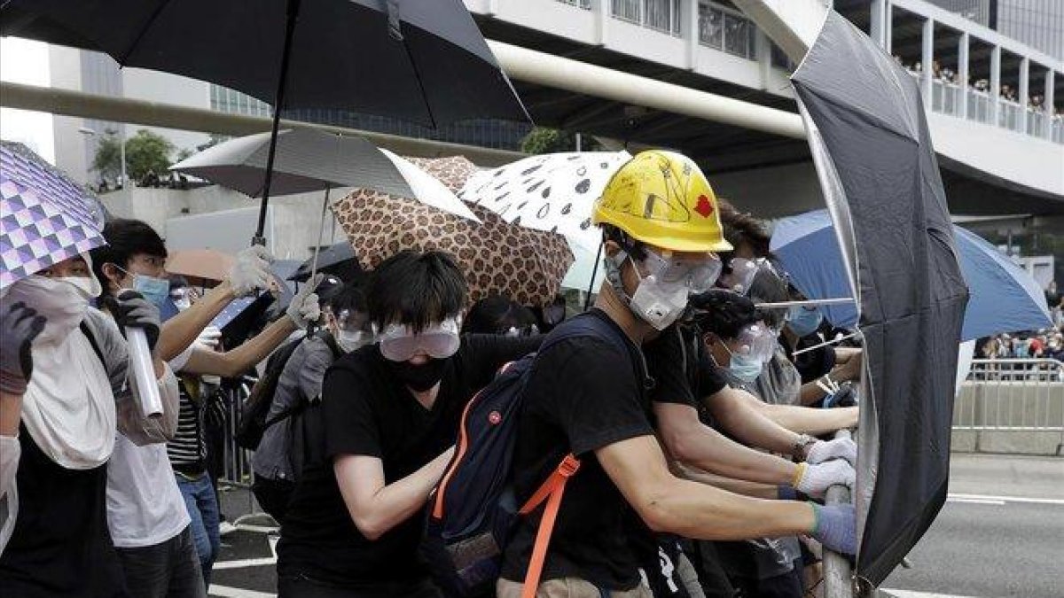 Manifestantes durante las protestas en Hong Kong.-AP / KIN CHEUNG