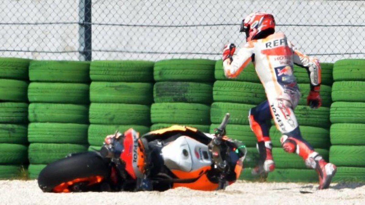 La caída de Marc Márquez (Honda), en los ensayos decisivos del GP de San Marino.-AFP / TIZIANA FABI
