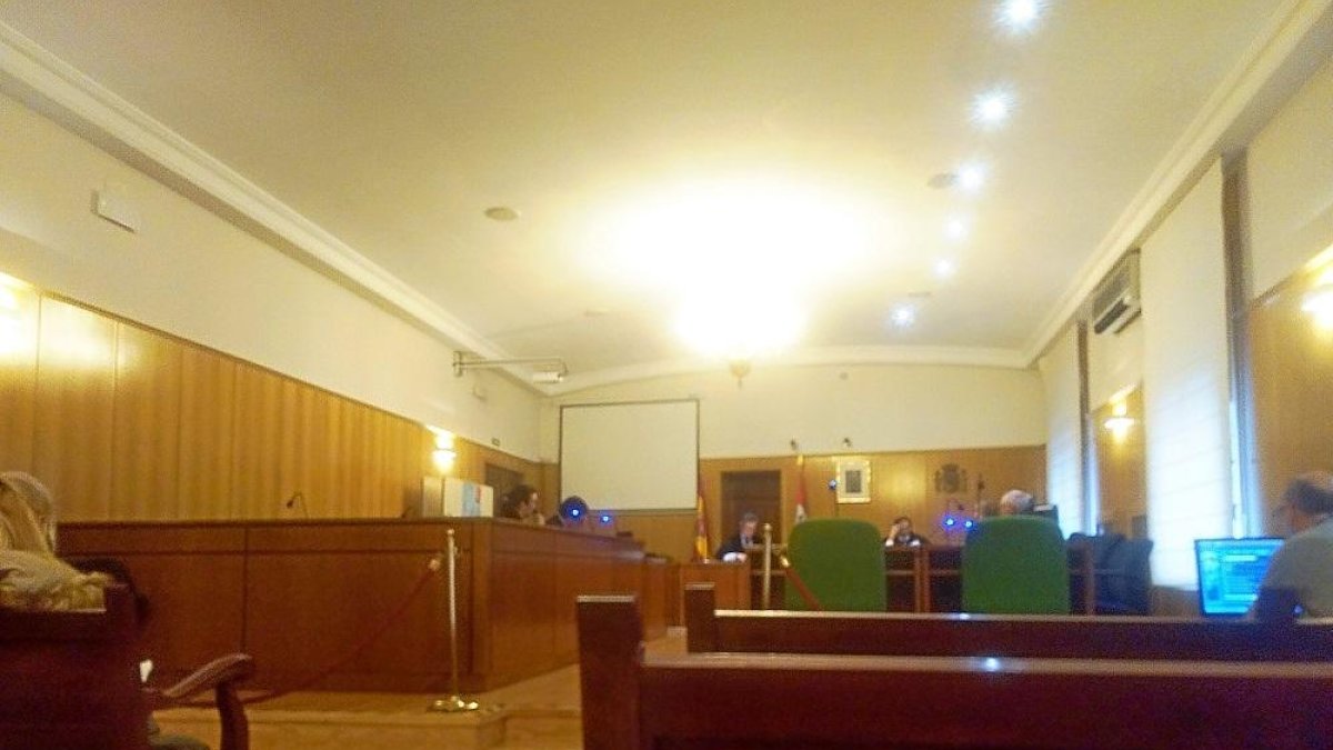 La acusada, Inmaculada A.M., y su abogado, ayer, en el acto dela Audiencia de Valladolid en el que ratificó la conformidad. .-E. M.