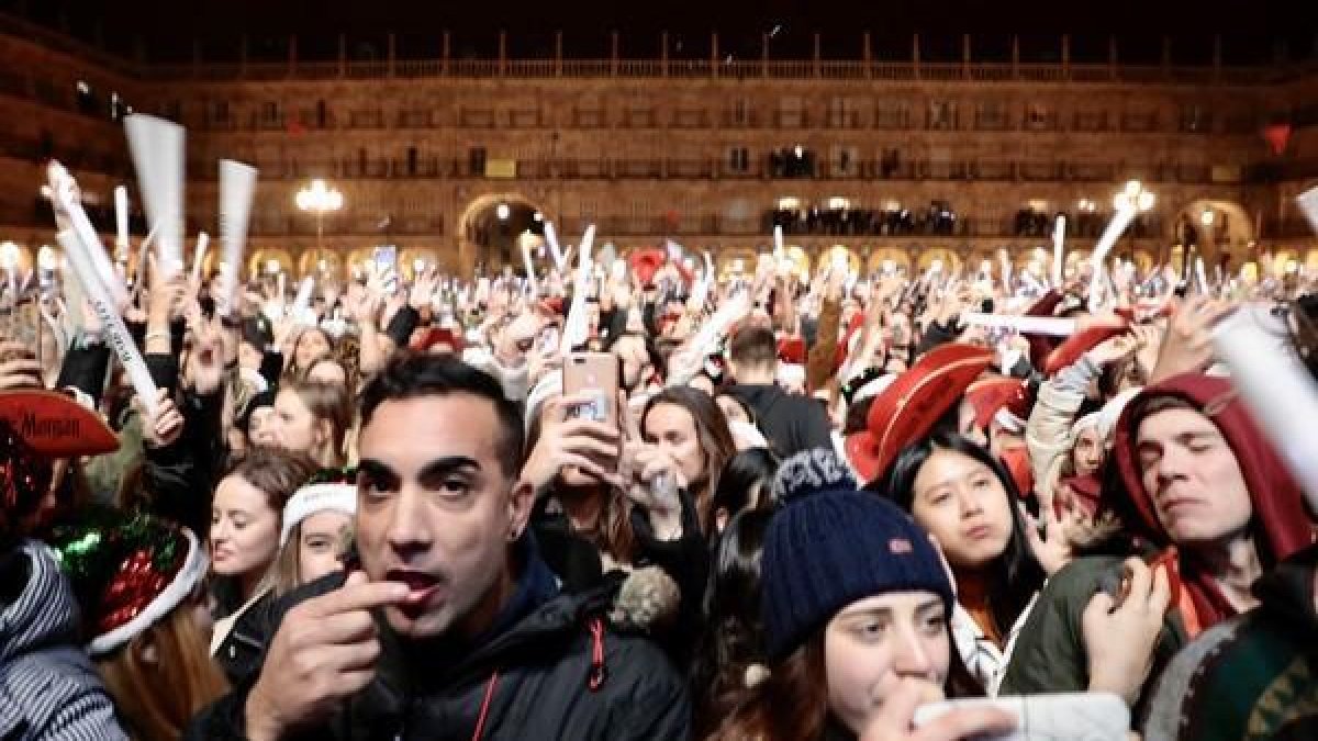 Miles de jóvenes se juntan en la plaza mayor para recibir la llamada ‘nochevieja universitaria’.-ICAL