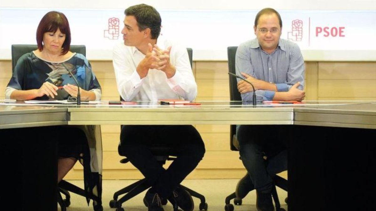 Pedro Sánchez con Micaela Navarro y César Luena, en la reunión de la ejecutiva, en Madrid.-CURTO DE LA TORRE/AFP