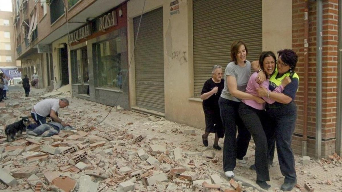 Varias personas en la calle de Galicia de Lorca una de las afectadas por el terremoto de 5 2 grados que sacudió Murcia, el 11 de mayo del 2011.-EFE / SRAEL SANCHEZ