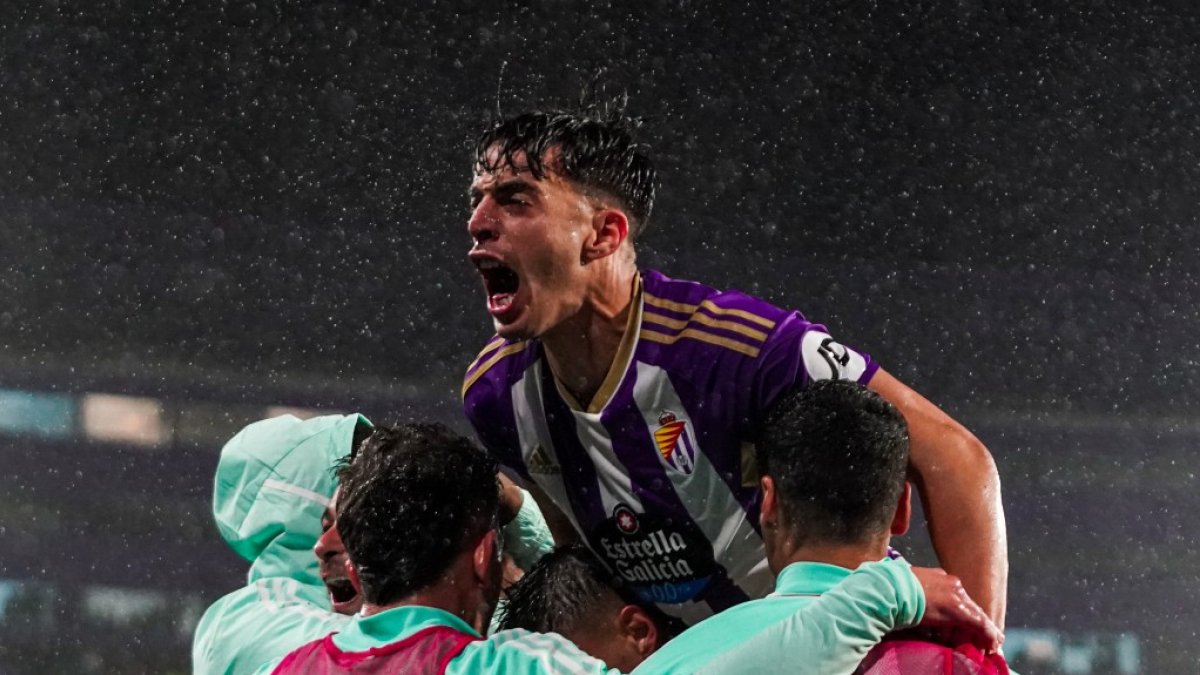Alegría desbordada por el festín goleador del Real Valladolid escenificado en la imagen de Aguado. / RVCF