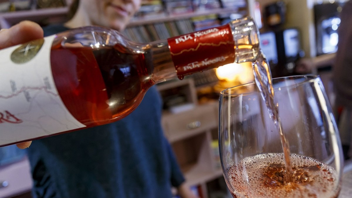 Una camarera sirve un rosado de Ribera del Duero, imagen de archivo.  / SANTI OTERO