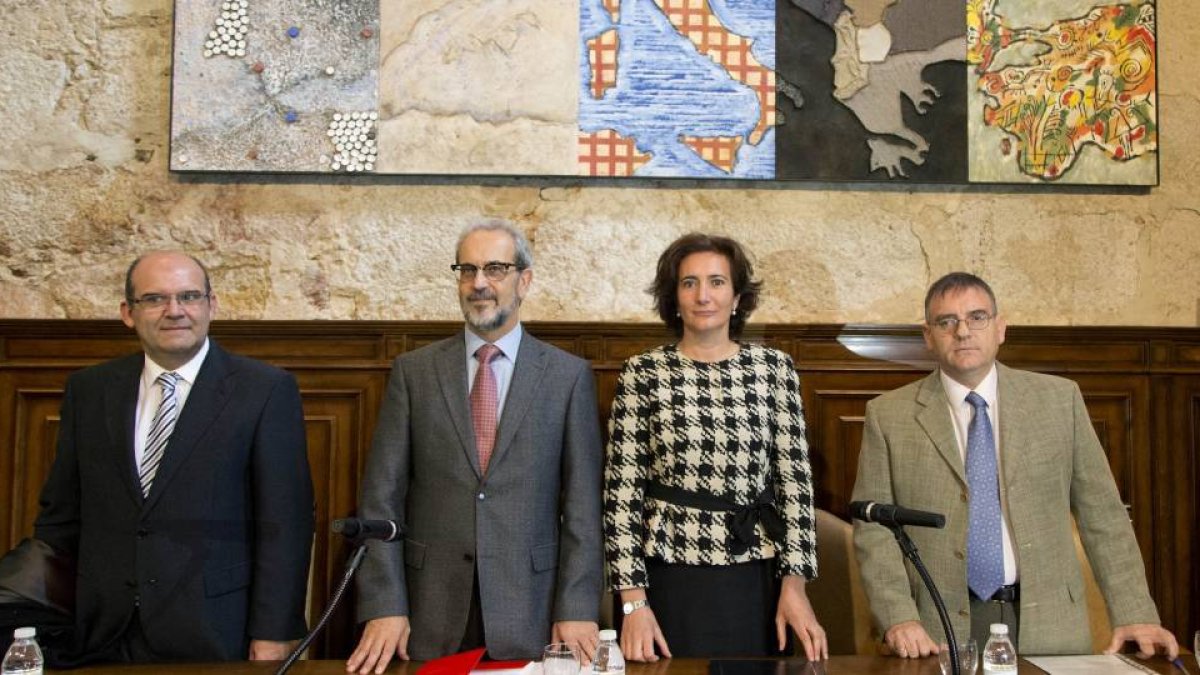La presidenta de las Cortes de Castilla y León, Josefa García Cirac, y el rector de la USAL, Daniel Hernández Ruipérez, asisten a la inauguración del Máster de Evaluación y Gestión del Patrimono Cultural en la Facultad de Geografía e Historia. En la image-Ical