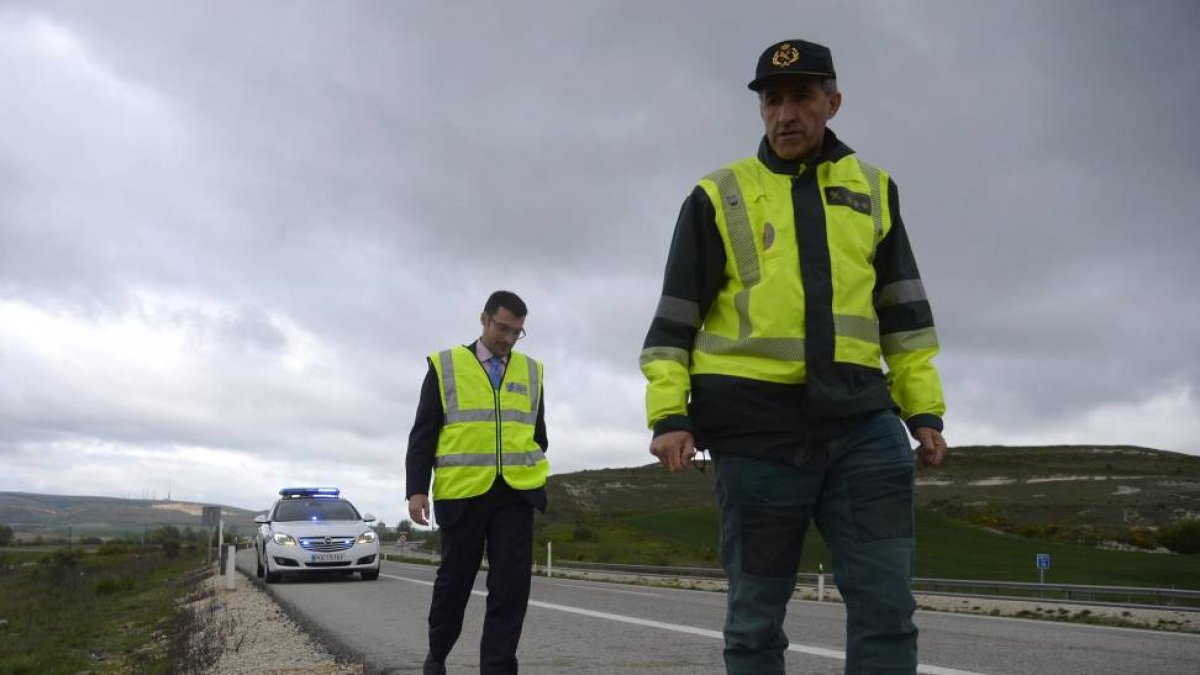 Estado en el que quedó la furgoneta en la que fallecieron esta madrugada tres personas y cinco resultaron heridas-Ical