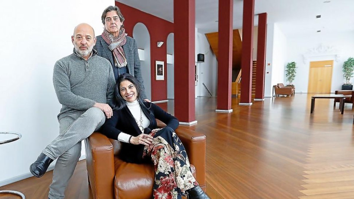 Carlos Aragón, director musical, José María Viteri y Vivica Genaux, ayer, en el teatro Calderón.-J. M. LOSTAU