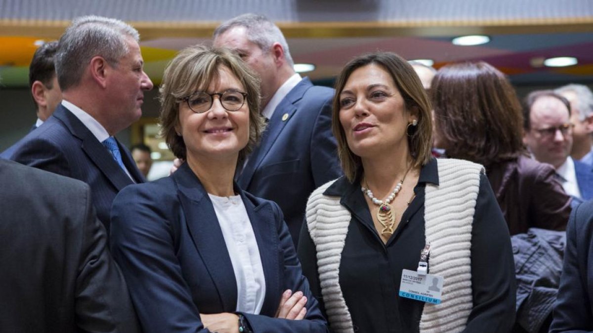 La ministra de Agricultura, Isabel García Tejerina, junto a la consejera de la Junta, Milagros Marcos, antes del Consejo de la UE.-ICAL