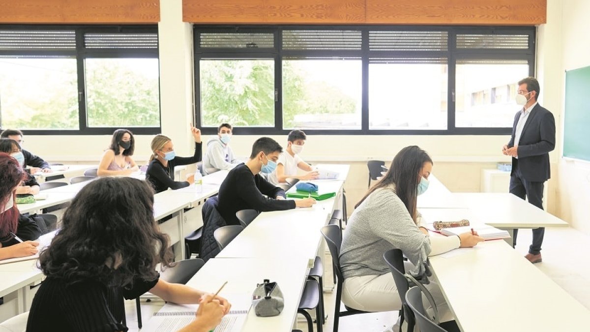 Aula de un centro con alumnos. Imagen de archivo. / ICAL.
