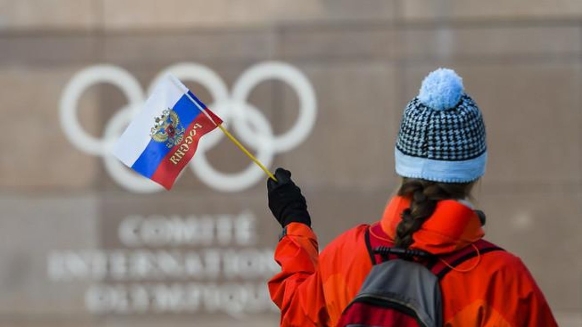 Una aficionada rusa, ante la sede del COI en Lausana.-AP /  / JEAN-CHRISTOPHE BOTT