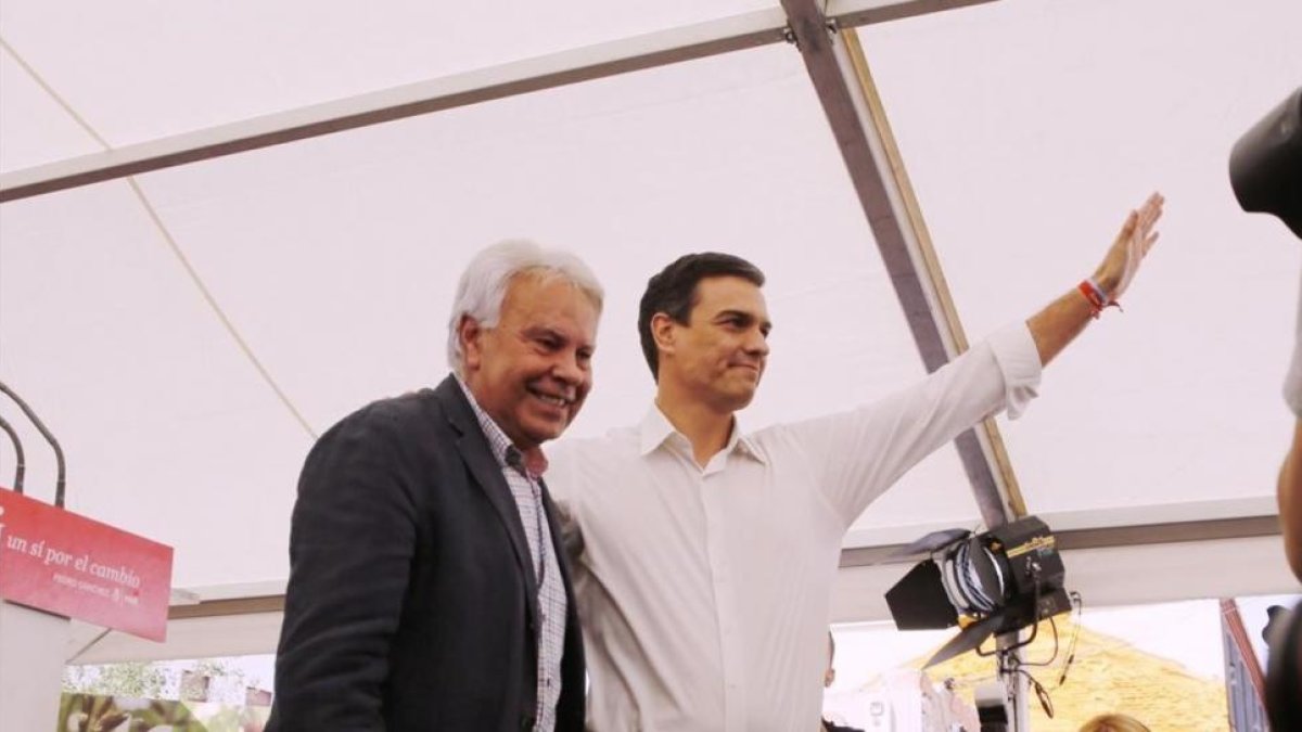 Felipe González y Pedro Sánchez, durante un mitin en Madrid el pasado 24 de junio.-AGUSTÍN CATALÁN