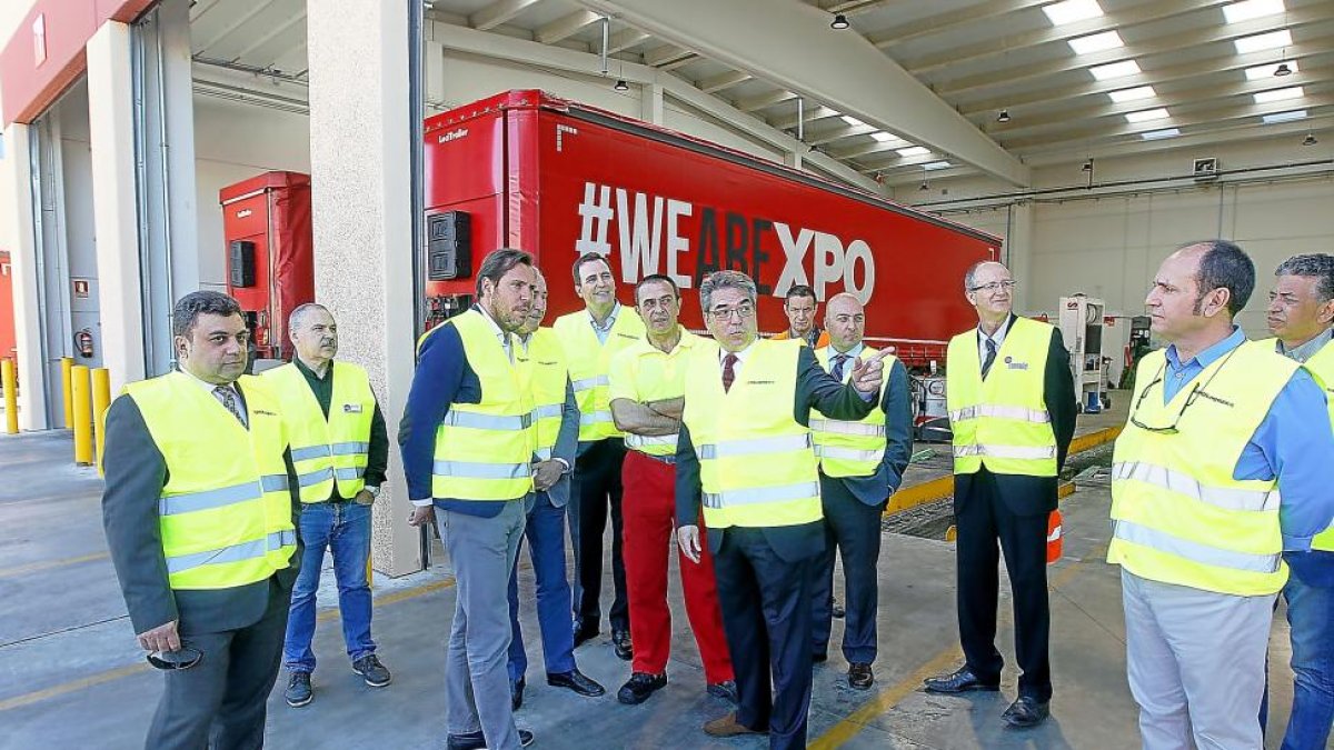 Roberto Martínez muestra las instalaciones de la empresa logística XPO al alcalde Óscar Puente.-J. M. LOSTAU