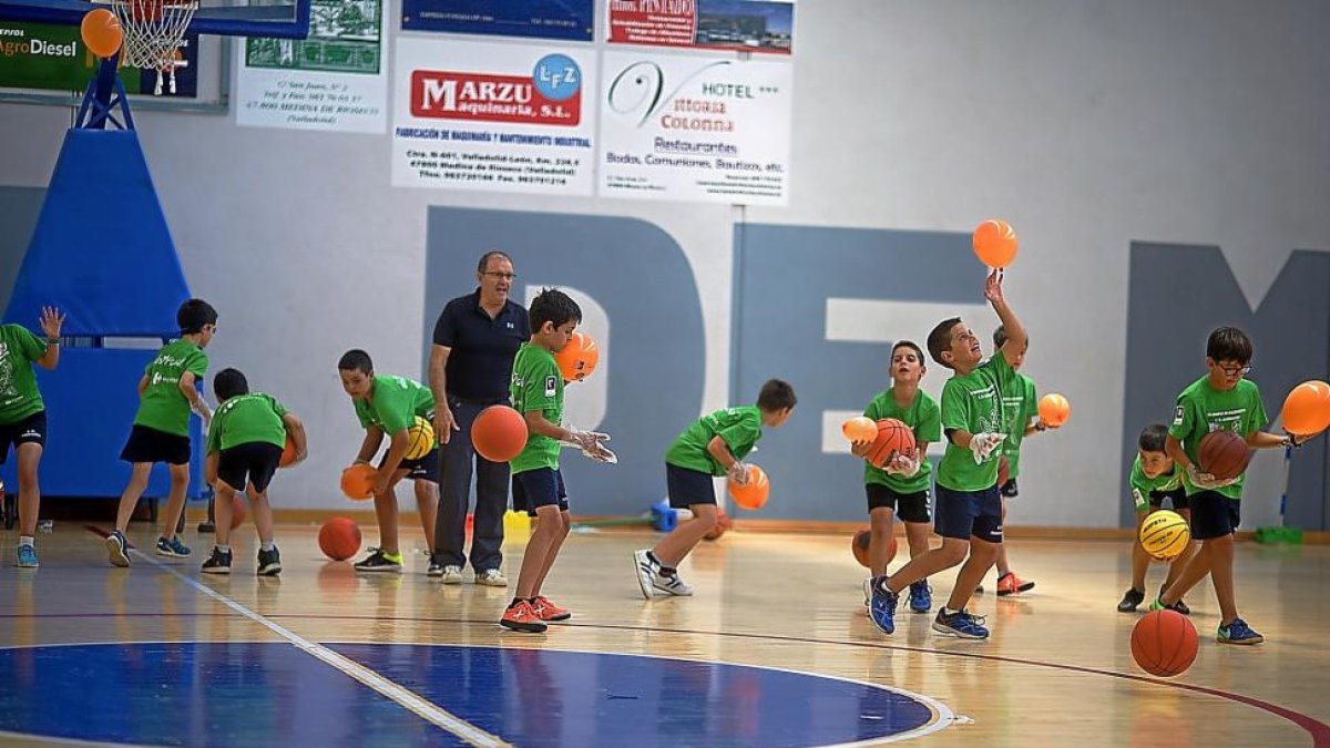 Los globos fueron protagonistas de la lección de Del Tío (al fondo).-E.M.