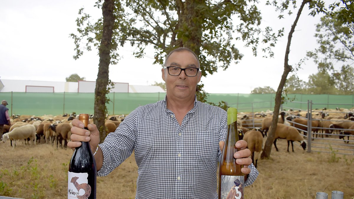 Benjamín, con dos de sus vinos de La Mela, en San Vitero.