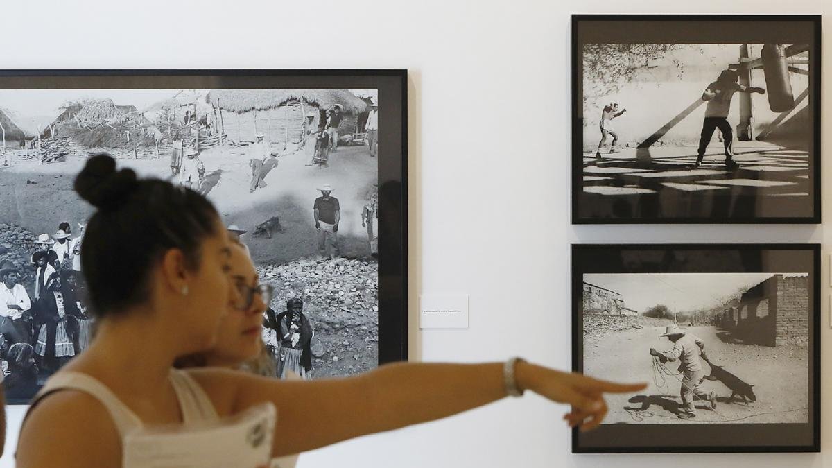 Dos mujeres se detienen ante las fotografías de la serie ‘Return to Mexico: journeys beyond the mask’, ayer, en el MPH.-J. M. LOSTAU
