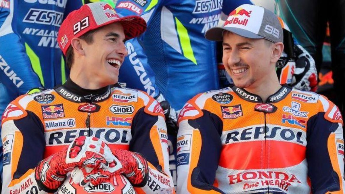 Marc Márquez y Jorge Lorenzo se parten de risa en la foto oficial de MotoGP, en Catar.-AFP / KARIM JAAFAR